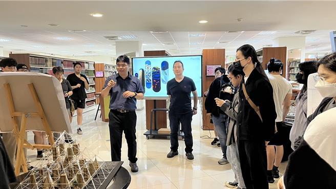 金大建筑系特别金门农工图书馆办理建筑美学模型特展，提供高中职学生及早了解大学端建筑课程核心样貌。（图／金门大学提供）