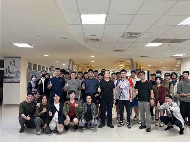 金大建筑系特别金门农工图书馆办理建筑美学模型特展，提供高中职学生及早了解大学端建筑课程核心样貌。（图／金门大学提供）