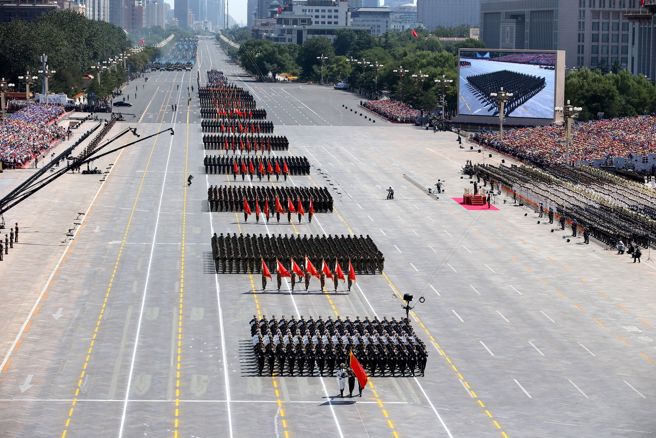 大陆2015年举办「纪念中国人民抗日战争暨世界反法西斯战争胜利70周年」阅兵。（图 / 新华社记者）