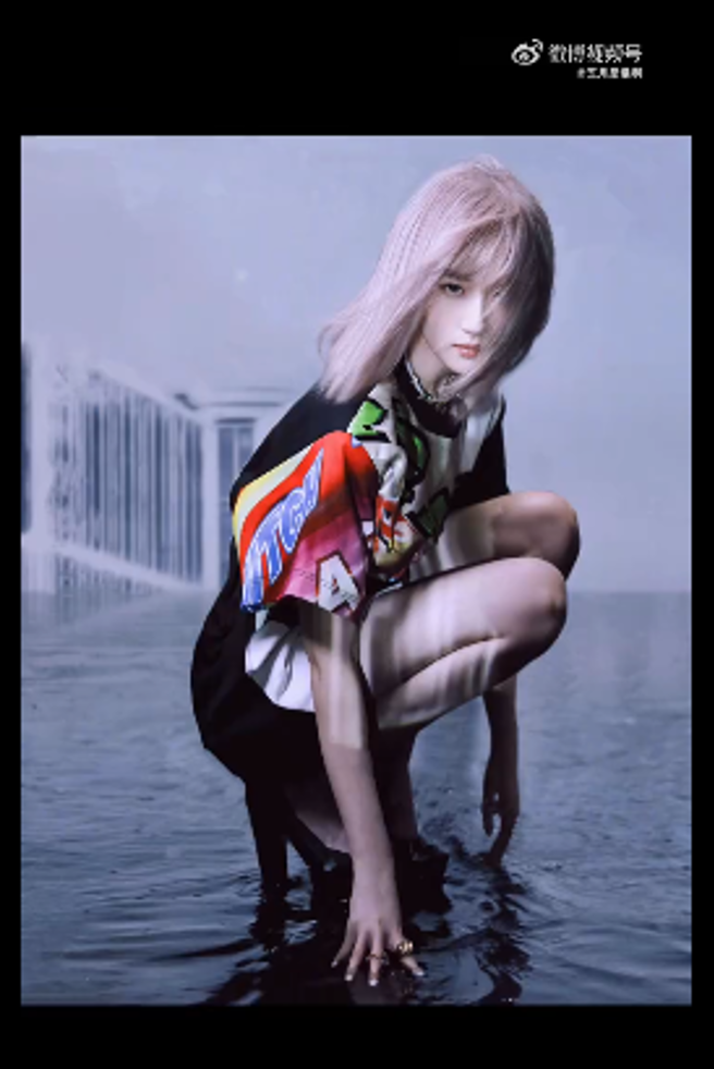 刘亦菲浅粉色及肩短髮造型也令人惊艷。（图／翻摄自微博）