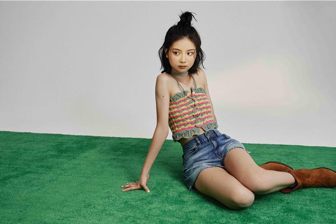 于卉乔拍摄新形象照，有青少女的可爱俏皮。（光意娱乐提供）