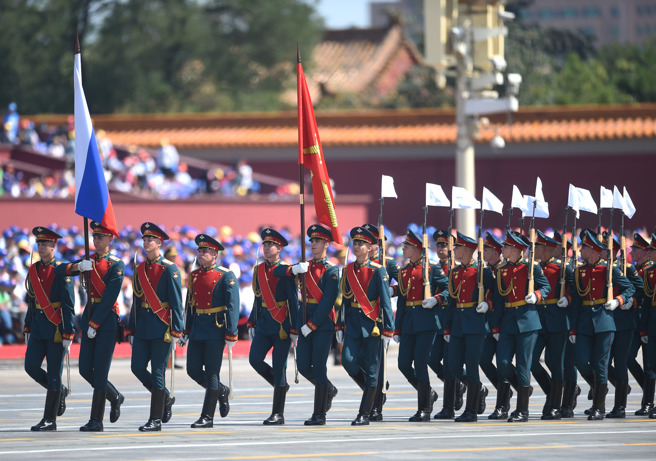 图为参与九三阅兵的俄军仪队官兵。（图 / 新华社）