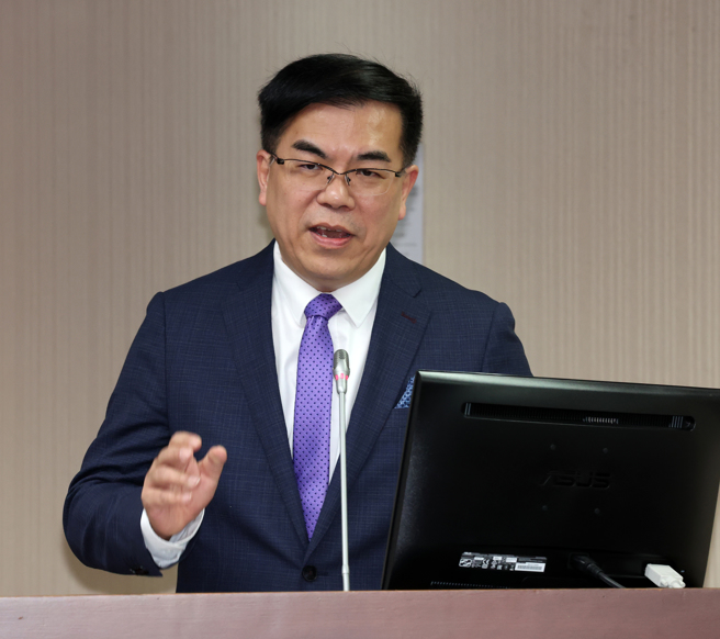 新任環境部長彭啟明22日赴立法院衛環委員會報告，提出「推動全國菸蒂不落地方案」。（劉宗龍攝）