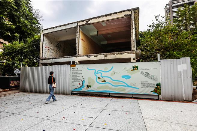 竹北市東興圳整體景觀再造計畫完成，縣議員蔡蕥鍹指2期工程結束未見將番仔寮老屋做為「水圳故事館」，老屋仍禮鐵籬圍起，質疑是「爛尾」工程。（羅浚濱攝）