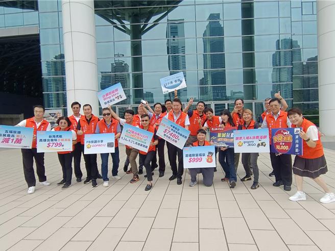 2024高雄市旅行公會國際旅展將於5月24日至27日在高雄展覽館登場，蔡宗佑今（22）日率公會理監事36位幹部到展場焚香祈福，希望4天展期圓滿順利成功。（柯宗緯翻攝）