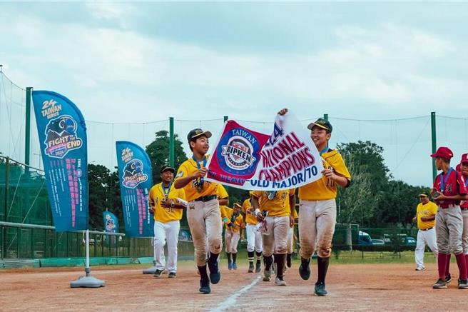 屏東大平國小奪得貝比魯斯少棒選拔賽冠軍。（大平國小提供／羅琦文屏東傳真）