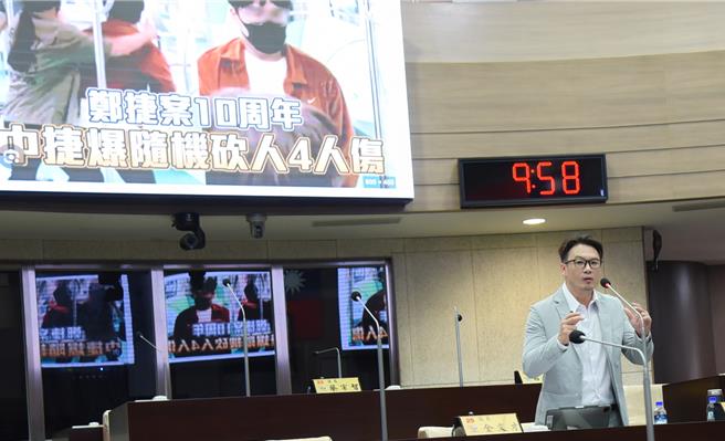 中捷砍人案及殺人未遂犯從醫院脫逃趴趴走，引起社會恐慌，因此南投縣議員簡千翔22日在縣政會議關心南投社會安全防護網。（楊靜茹攝）