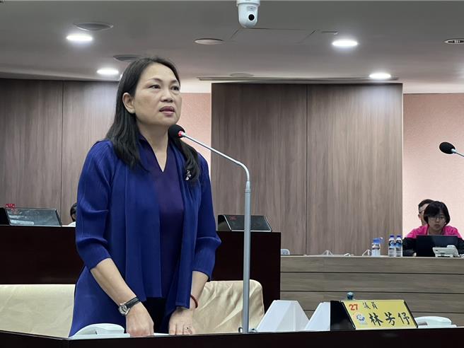 中捷砍人案引發社會恐慌，南投縣議員林芳伃認為，監視器只是輔助利器，還是要請警方對地方治安及安全多用心。（楊靜茹攝）