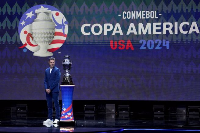 阿根廷國家隊總教練Lionel Scaloni與2024年美洲盃冠軍獎盃。（美聯社資料照）