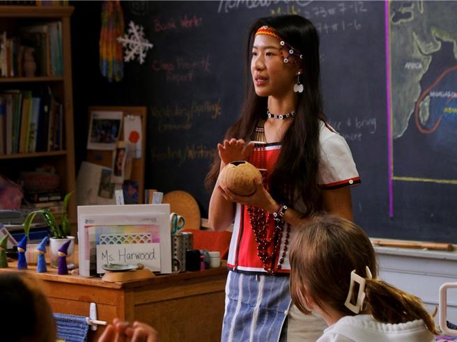 国立台北艺术大学实习学生唐寧忆向美国学生分享雅美（达悟）族传统文化。（教育部提供／林志成台北传真）