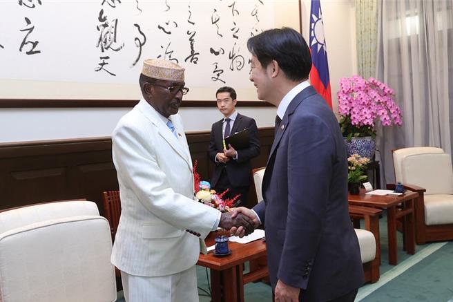 赖清德总统22日接见由索马利兰副议长阿塞德率领的庆贺团。(总统府提供)