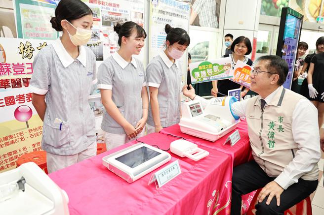 市長黃偉哲參訪技職博覽會實作體驗區 (圖片來源：台南市政府提供)