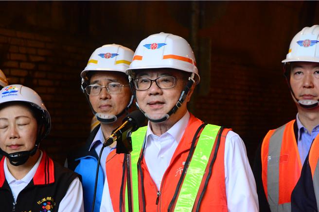 新上任行政院长卓荣泰今到花莲视察灾后重建工作，提到稍早拜会立法韩国瑜过程与谈话。（王志伟摄）