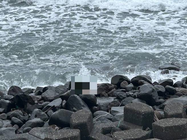 新北市石门区 台2线26.6k-山溪活动中心后面岸边。（图 / 刘咏韵翻摄）