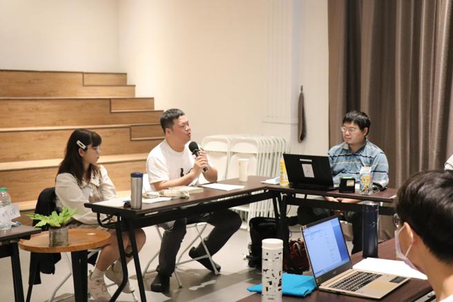 2024高雄青年文學獎推廣活動「文學青年們請跟我來」：詩人喵球帶領青少年們看文學作品。（圖／高雄市立圖書館）