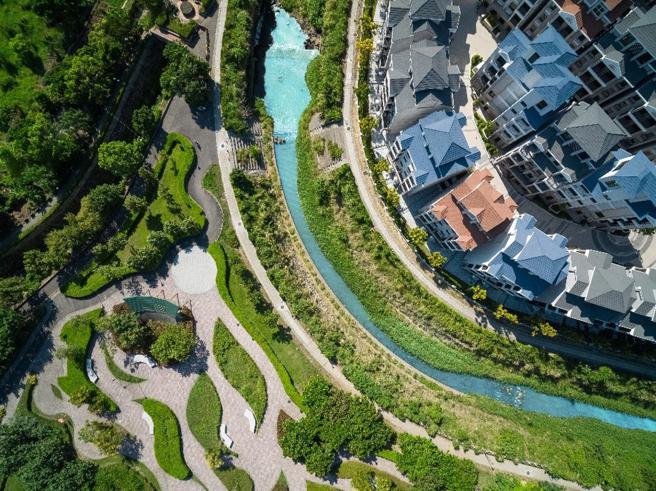 丽宝建设「天水一墅」面积约6,300坪的大基地，只规划有122席次电梯别墅，呈现出法式水岸庄园的渡假氛围。图/业者提供