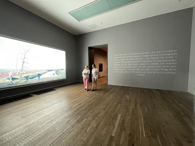 攝影作品包含傑夫．沃爾〈突如其來的一陣風〉展示在燈箱上的大型彩色照片，靈感來自日本浮世繪畫家葛飾北齋的著名作品《富嶽三十六景》系列。（圖／高美館）