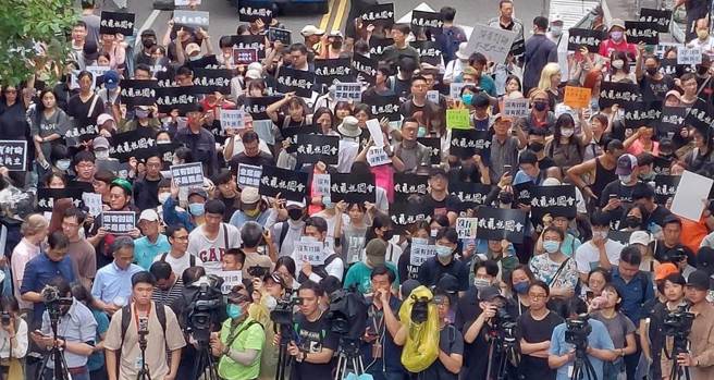 立法院朝野近日为了审查国会改革法案发生激烈衝突，部分民眾也到立院外集结。（资料照／赵双杰摄）