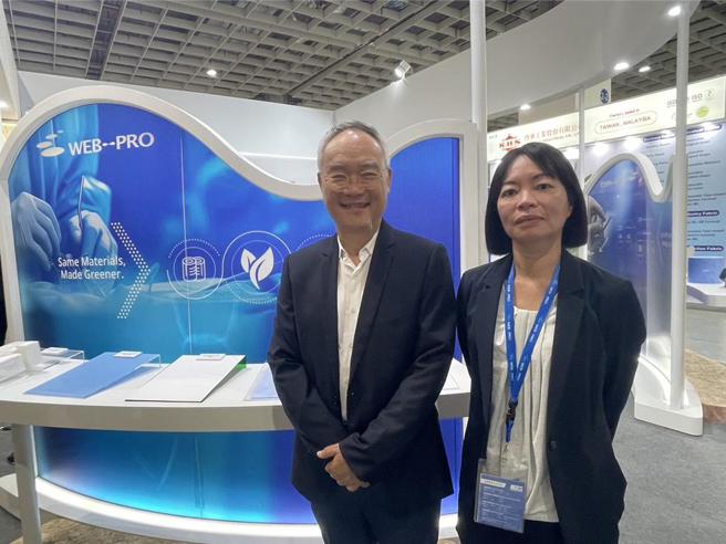 卫普实业展出不织布永续创新方案。左为董事长陈建志、右为总经理邱丽娟。图／袁颢庭
