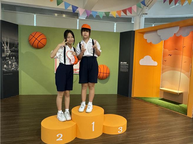 「台南400全民教育－教育的时空旅行」主题展，引领不同世代的民眾宛如走进时光隧道。（曹婷婷摄）