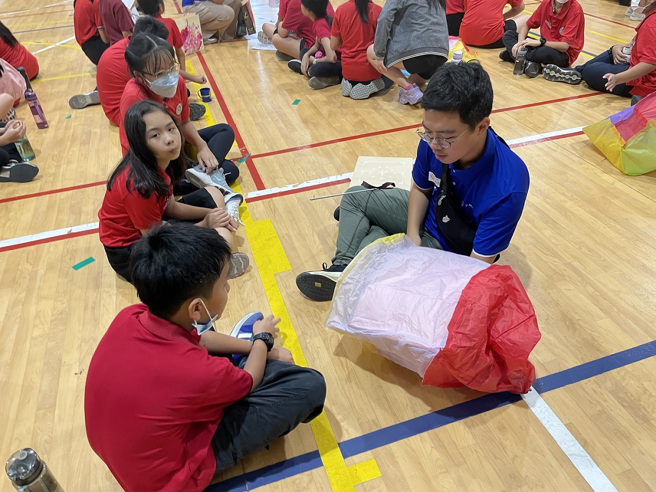 文藻外语大学实习学生参加越南胡志明臺湾学校臺日韩三校手作天灯交流活动。(照片/教育部提供)