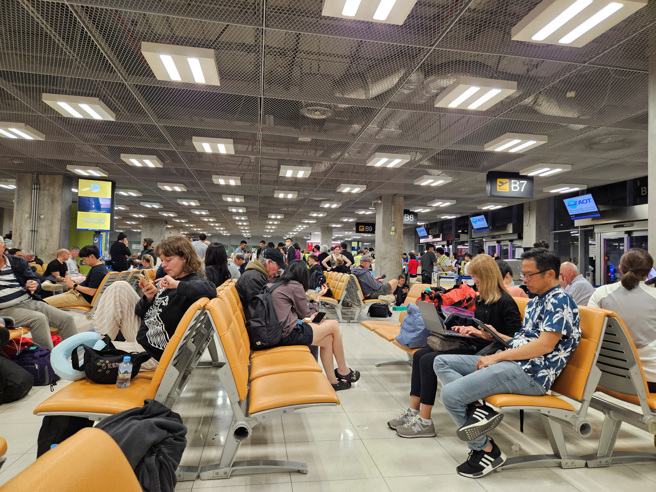 新加坡航空SQ321伦敦飞新加坡航班21日遭遇激烈乱流，多人受伤，紧急转降曼谷。未受伤的乘客21日深夜在曼谷等候新航调度航机续飞新加坡。（路透）