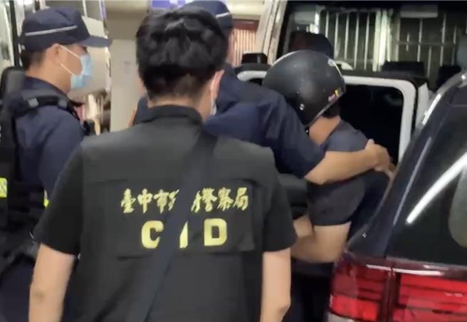 20歲洪姓男子在中捷車廂犯下隨機砍人，警方訊後將他依殺人未遂、恐嚇、傷害等罪，移送台中地檢署偵辦。（民眾提供／王煌忠台中傳真）