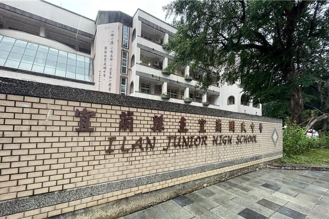 今天下午傳出殺人未遂犯簡姓男子出現在宜蘭國中附近，引起居民、學校不安，但警方強調，經從體型等特徵研判，該可疑人士並非是簡男，請民眾不要過度恐慌。（李忠一攝）