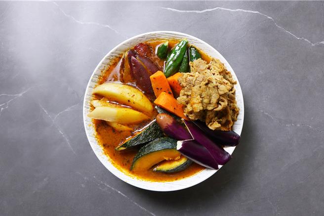 「札幌湯咖哩」湯頭鮮甜清爽，搭配炸蔬菜一起享用，撲鼻的咖哩香氣令人彷佛瞬間來到扎幌。（圖／台北老爺酒店）