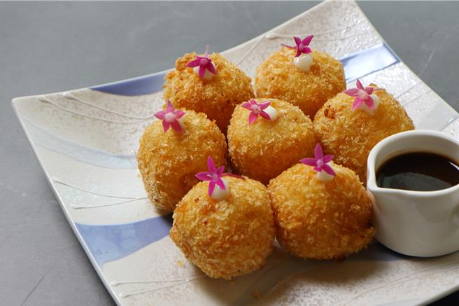 北海道「鮮魚炸丸子」，一口咬下魚香撲鼻，鬆軟的口感老少咸宜。（圖／台北老爺酒店）