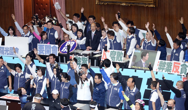 立法院21日院會繼續處理國會改革相關法案，冗長的表決過程中，藍白以人數優勢表決通過延長開會時間和不再處理散會動議等提案。（姚志平攝）