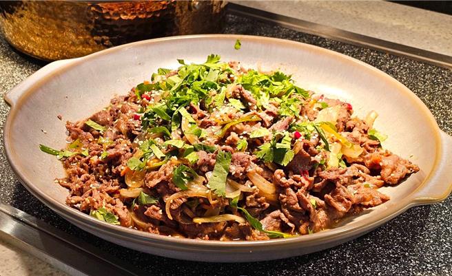 「海之真味．和洋饗宴」可吃到北海道具代表性的鄉土料理「成吉思汗烤肉」， 香甜的羊肉吸引許多客人品嚐。（圖／台北老爺酒店）