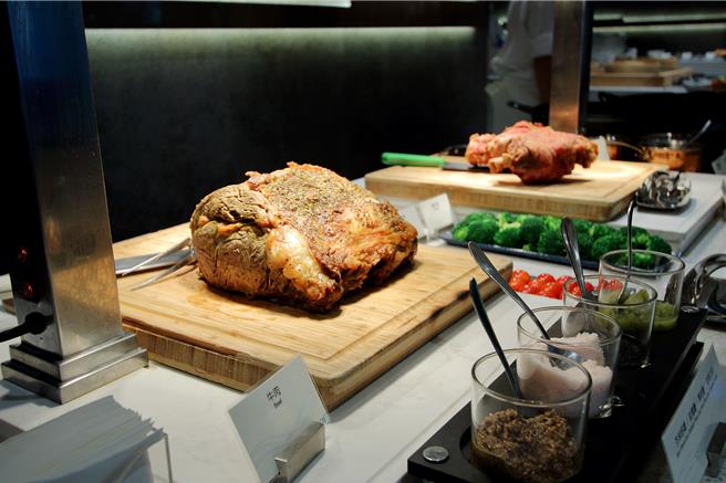 Le Café咖啡廳現切檯最受歡迎的爐烤牛肉、德國豬腳重磅回歸。（圖／台北老爺酒店）