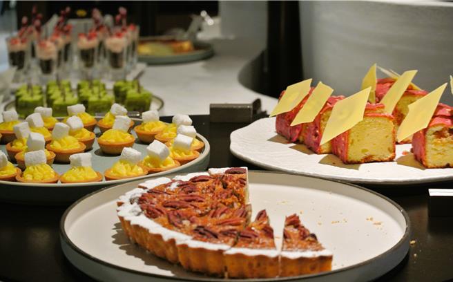 甜點區雲朵造型桌面搭配色彩繽紛的精緻甜品，桌面高低起伏的設計讓視覺感官更加昇華。（陳韻萍攝）