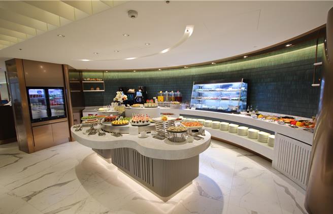 沙拉海鮮飲料吧區的圓弧造型，採海岸與山脈的意象，搭配各區食材特性，呈現海與岩石的質感紋理。（圖／台北老爺酒店）