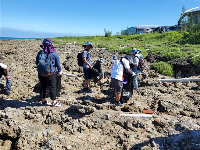 屏東海生館號召民眾端午連假一同淨灘。（海生館提供／羅琦文屏東傳真）