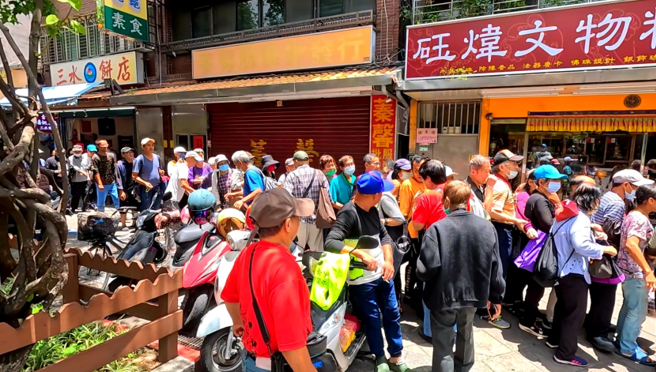 每天超过百位民眾来艋舺公园拿爱心餐。（吴振煌拍摄）