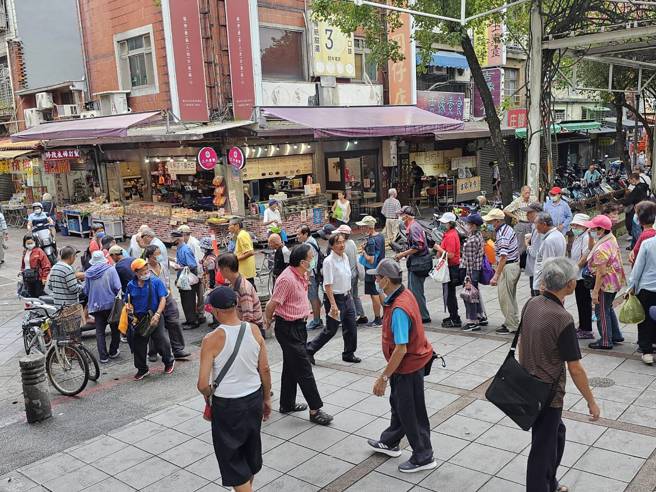 不少外地人专程来艋舺公园拿爱心餐。（游定刚拍摄）