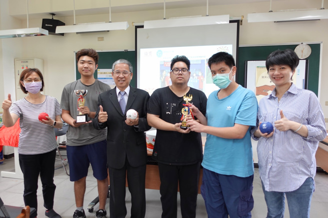 唐彥博校長（左三）、申玉微學務長（左一）與余易旂組長（右一）共同為「第一屆大專校院地板滾球邀請賽」3位得獎同學獻上祝賀。(照片/聖約翰科技大學提供)