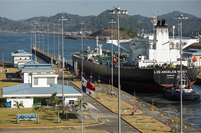 巴拿马运河船只。（图／路透社）