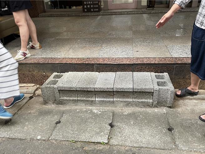 国民党籍新北市议员吕家恺指出，新北市树林区部分民眾因住家增高在家门设置楼梯方便通行，没想到却多次被检举违规，盼新北市政府能放宽相关申请核发。（吕家恺服务处提供）