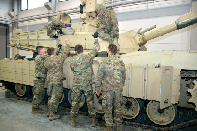 2017年2月28日，美第3裝甲旅級戰鬥隊第66團第 1 營旅級戰鬥隊，正在德國訓練場為M1A2S SEPv2安裝反應裝甲(M-19 ARAT)。（DVIDS）