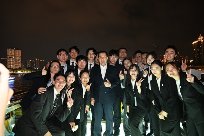 作者4月間跟著馬前總統以及來自各領域傑出的同學們，一同參訪中國大陸。（《奔騰思潮》提供）