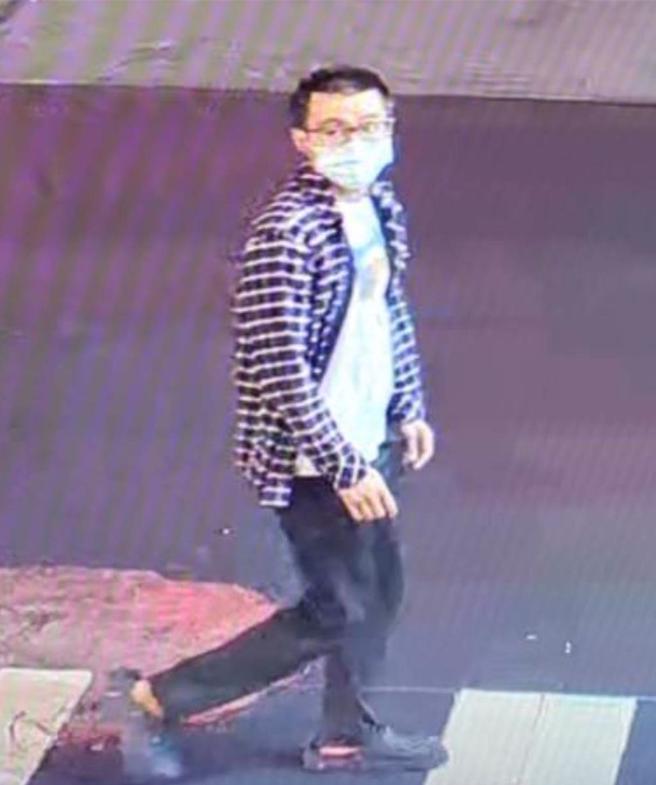 簡男當日身穿藍色格子襯衫，內著白色T恤，下半身則穿牛仔褲，帶著眼鏡及口罩，蓄平頭。（新北市警察局提供）