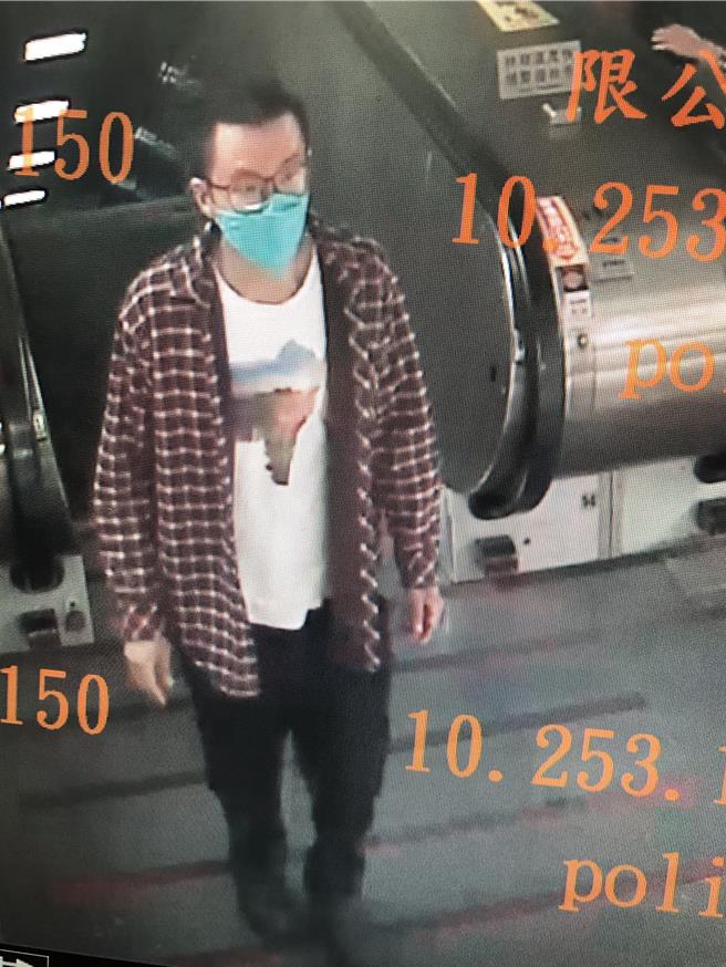 简男20日中午11时14分出现新埔站5号出口。（翻摄画面）