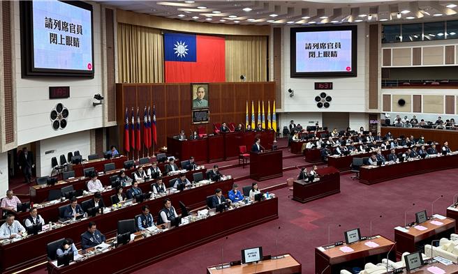 台北市長蔣萬安22日下午進入議會進行施政總質詢，會中也因國會改革法案，與民進黨議員激烈交鋒。（丁上程攝）