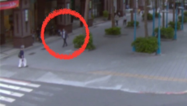 简男20日步出捷运新埔站之后，于5号出口的公车站搭乘「土城-五股」805号公车离开。（图／警方提供）