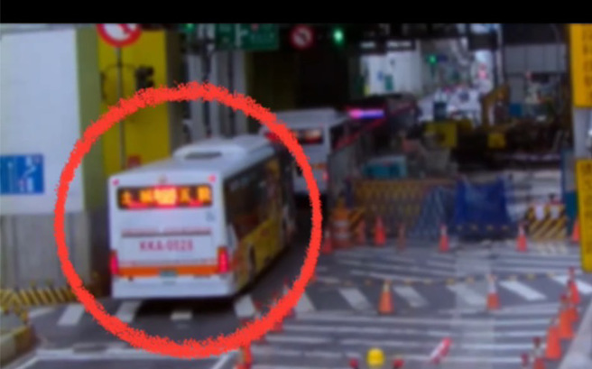 简男20日步出捷运新埔站之后，于5号出口的公车站搭乘「土城-五股」805号公车离开。（图／警方提供）