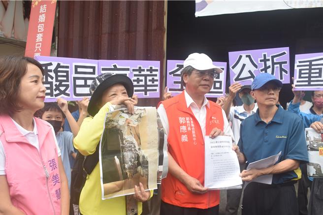 「馥邑京華大樓」30多位居民陳情，由民代陪同向行政院長卓榮泰陳情，盼政府協助拆除大樓經費。（王志偉攝）