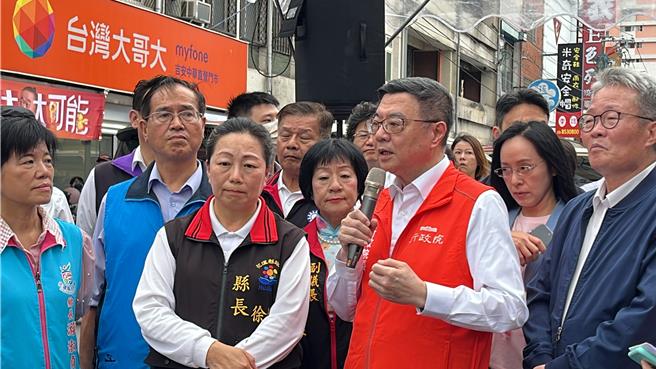 行政院長卓榮泰、縣長徐榛蔚了解大樓拆除戶陳情訴求。（王志偉攝）